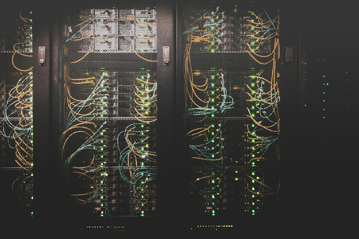 Servidores e infraestrutura de rede histórica e moderna